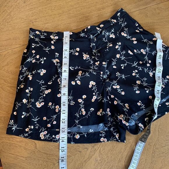 & Other Stories fluid shorts in dark floral print Size 8 - Picture 12 of 12